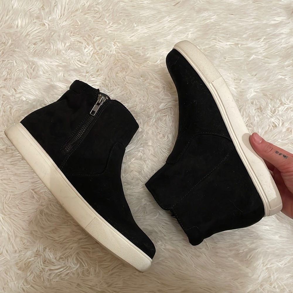 Black Izod dress sneaker